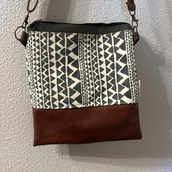 Like new Sweet Tangerine crossbody - Picture 5 of 6